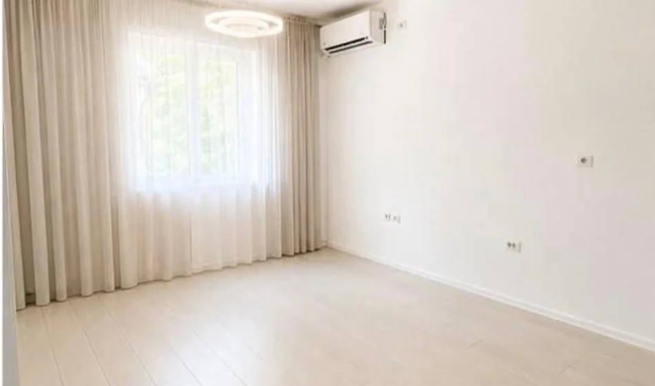 Tirane, jepet me qera ambjent biznesi Kati 2, 50 m² 650 € (Pallatet Agimi)