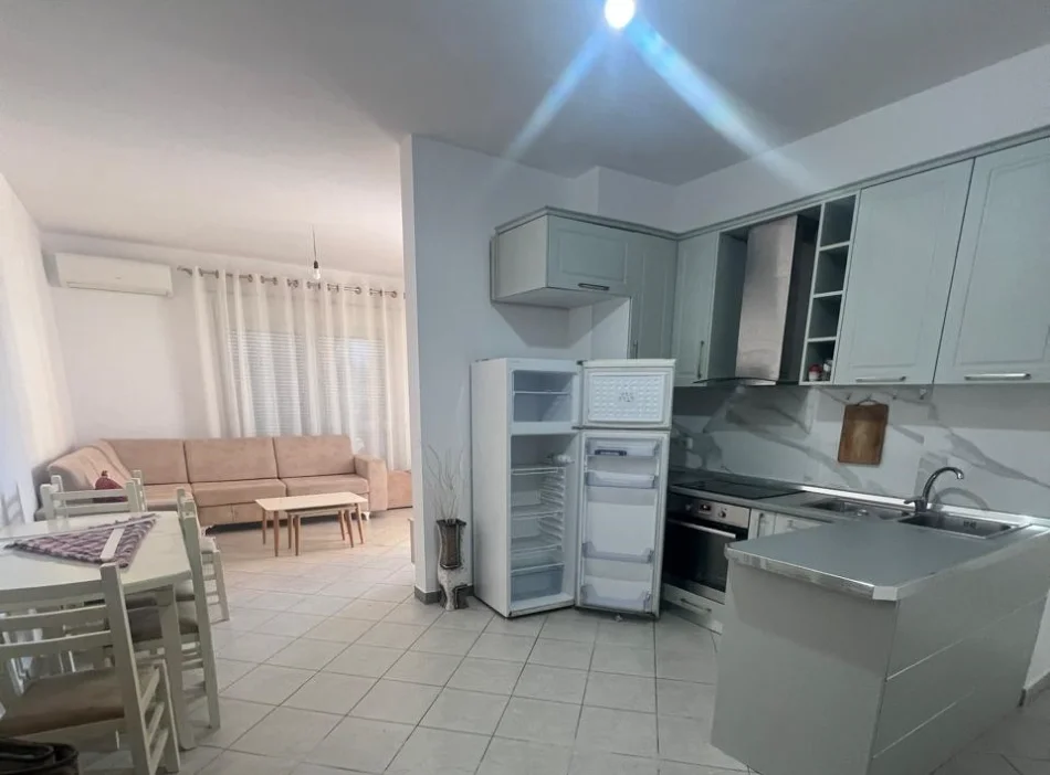 Tirane, jepet me qera apartament 2+1+Ballkon , 93 m² 400 € (Rruga e Qelqit)