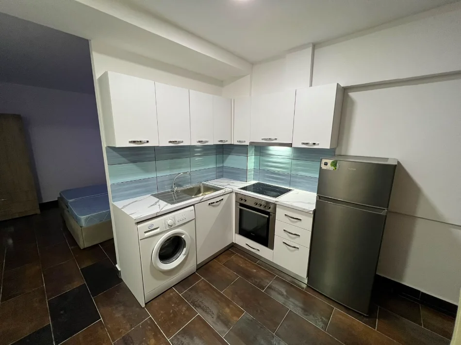 Tirane, jepet me qera garsonier Kati 1, 38 m² 350 € (Rruga e Dibrës, pranë spitalit Amerikan 2)