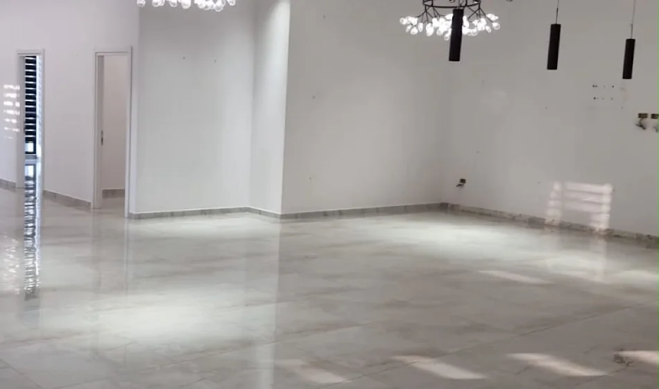 Tirane, jap me qera ambjent biznesi Kati 1, 230 m² 3.200 € (Farmacia 10)