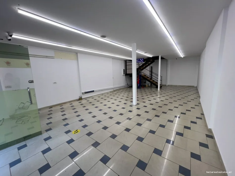 Tirane, jepet me qera dyqan Kati 0, 134 m² 1.500 € (Myslym Shyri)