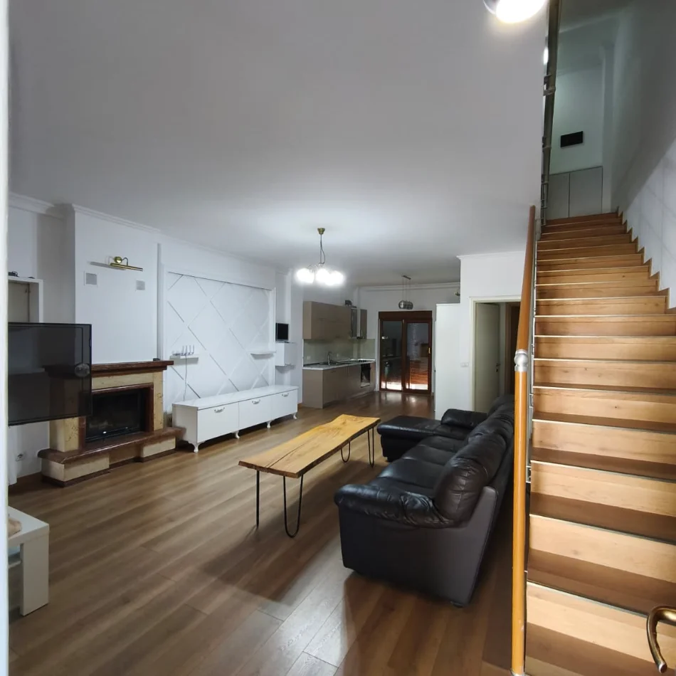 Tirane, jepet me qera Vile 3+1 , 200 m² 1.700 € (EG)