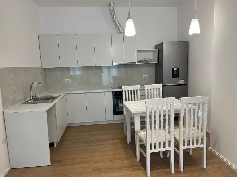 Tirane, jepet me qera apartament 1+1+Ballkon Kati 1, 72 m² 450 € (Tregu Elektrik i Ri, Ali Dem)