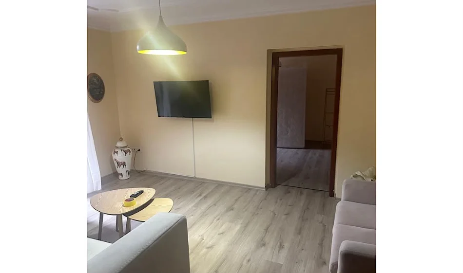 Tirane, jepet me qera apartament 3+1 Kati 1, 87 m² 1.000 € 