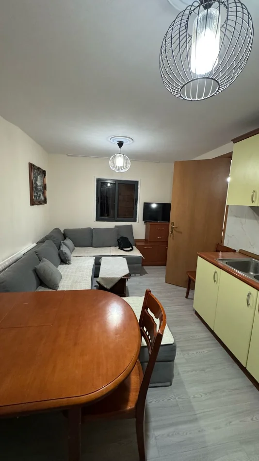 Tirane, jepet me qera apartament 1+1+Ballkon Kati 1, 60 m² 350 € (Rr e Dibrës, pranë Komisariatit Nr. 4)