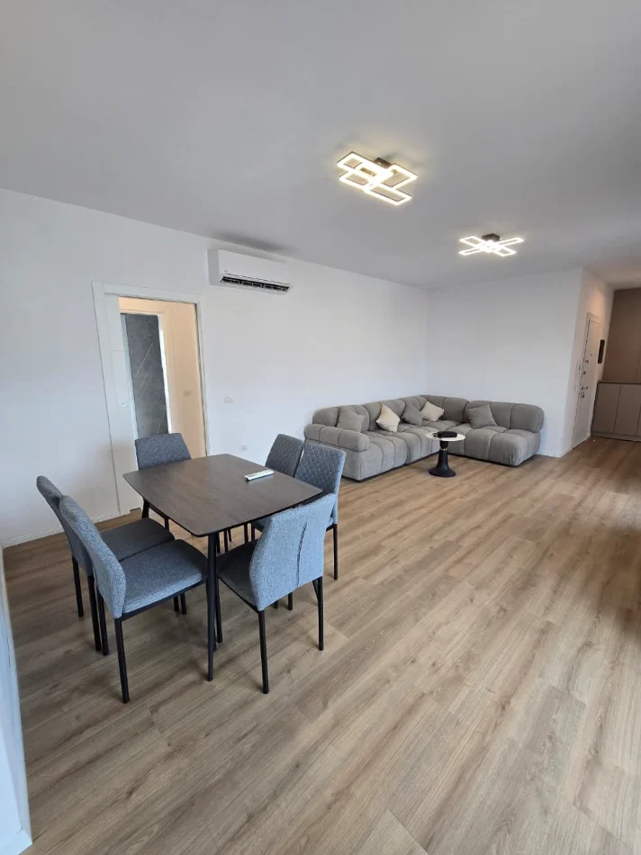 Tirane, jepet me qera apartament 2+1 , 150 m² 1.000 € 