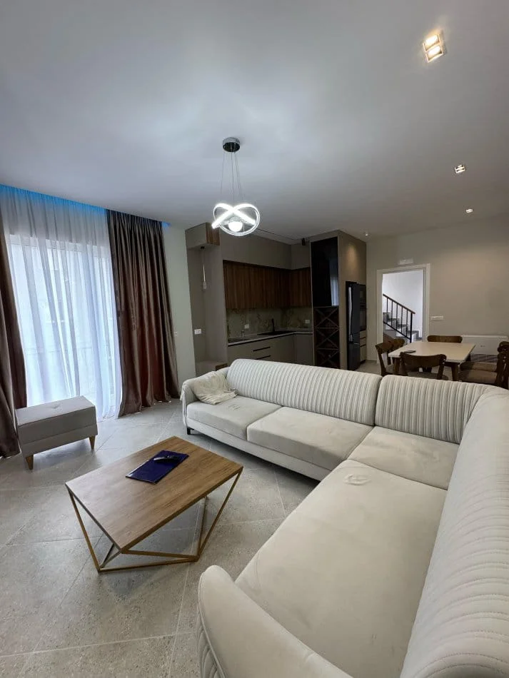 Tirane, jepet me qera Vile Vile 2 Katshe Kati 1, 200 m² 1.300 € (TEG, Lunder)