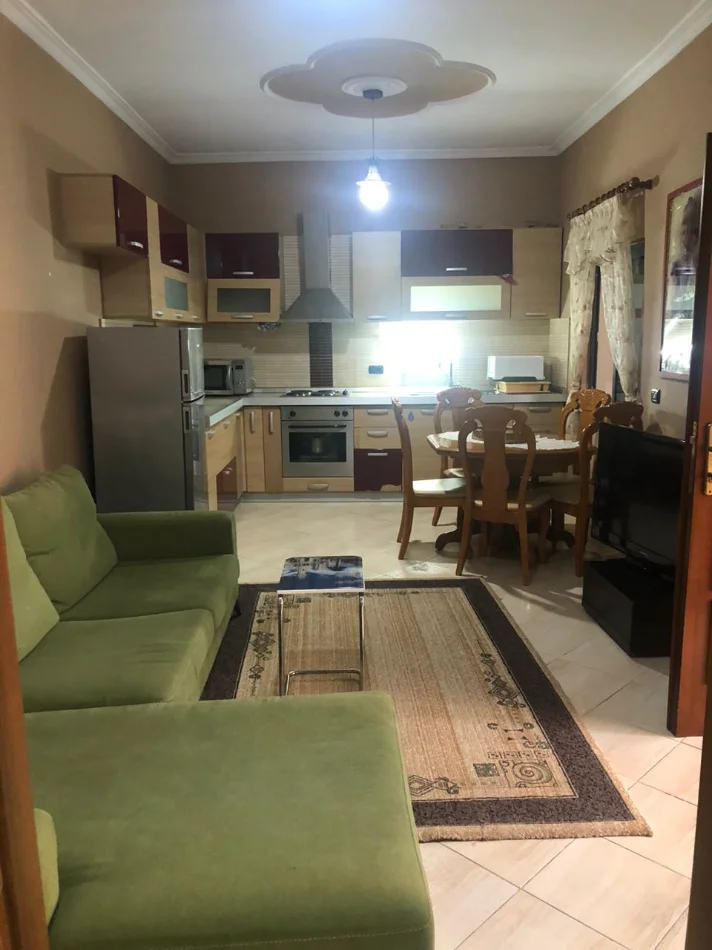 Tirane, jepet me qera apartament 1+1+Ballkon Kati 1, 70 m² 500 € (Rruga e Dibres)