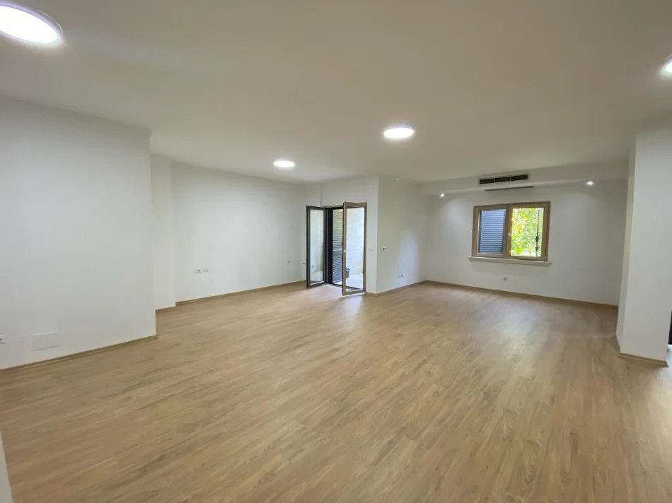 Tirane, jepet me qera zyre Kati 2, 104 m² 900 € (9-Kateshet)