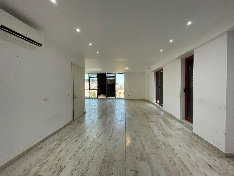 Tirane, jepet me qera ambjent biznesi Kati 5, 156 m² 2.500 € (Rruga e Kavajes)