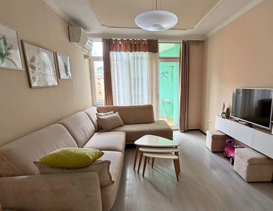 Tirane, jepet me qera apartament 2+1 , 96 m² 750 € 