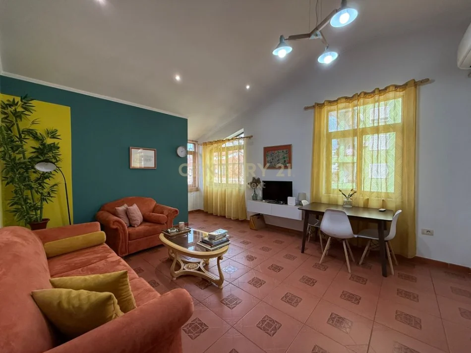 Tirane, jepet me qera apartament 2+1+Ballkon Kati 5, 76 m² 860 € (ish blloku)