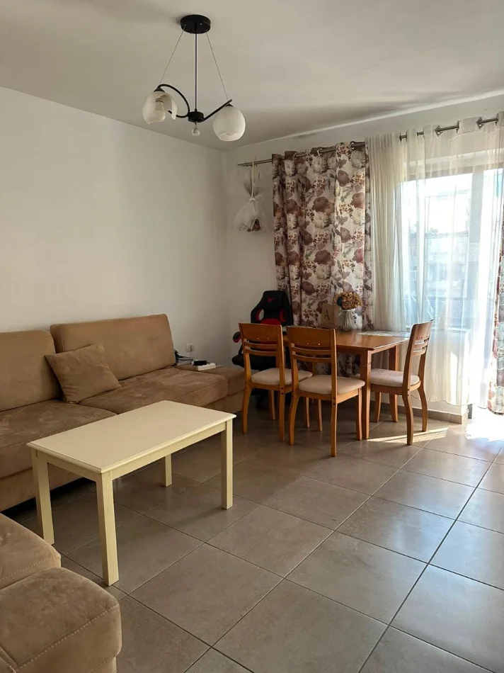 Tirane, jepet me qera apartament 2+1+Ballkon Kati 5, 80 m² 550 € (Rruga Fortuzi)