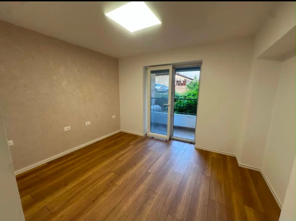 Tirane, jepet me qera zyre Kati 2, 78 m² 75.000 € (Brryli)