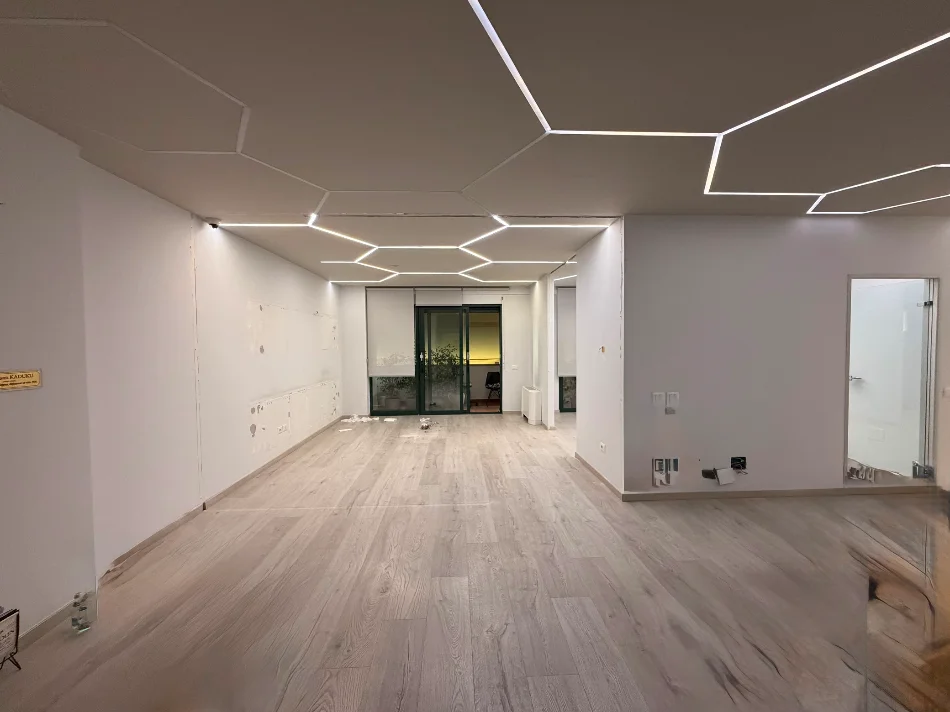 Tirane, jepet me qera zyre Kati 3, 140 m² 2.000 € (Blloku)