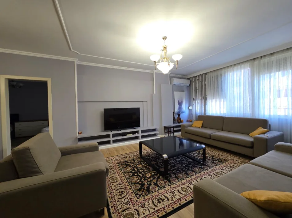 Tirane, jepet me qera apartament 2+1 , 120 m² 1.000 € (Rruga Faik Konica)