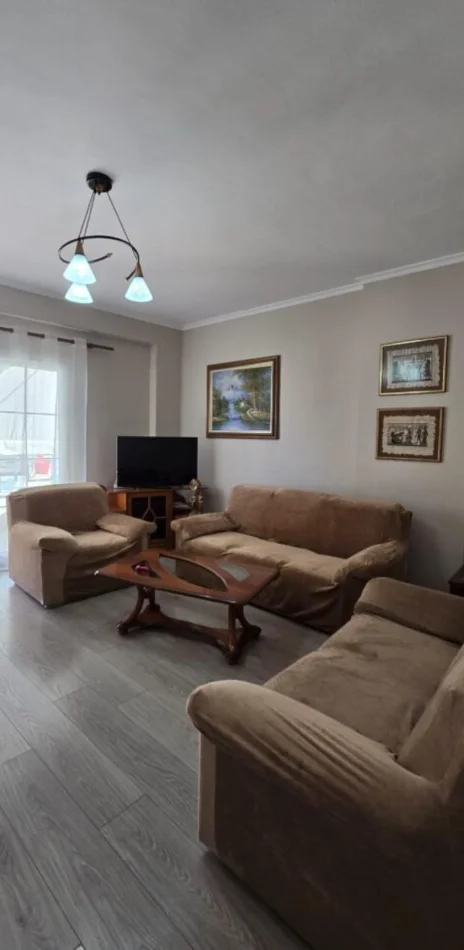 Tirane, jepet me qera apartament 2+1 Kati 5, 90 m² 650 € (Rruga e Barrikadave)