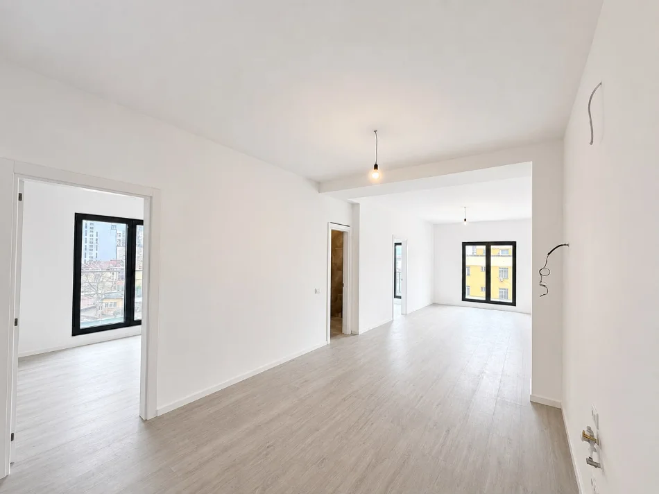 Tirane, jepet me qera zyre , 100 m² 1.000 € (QENDËR)
