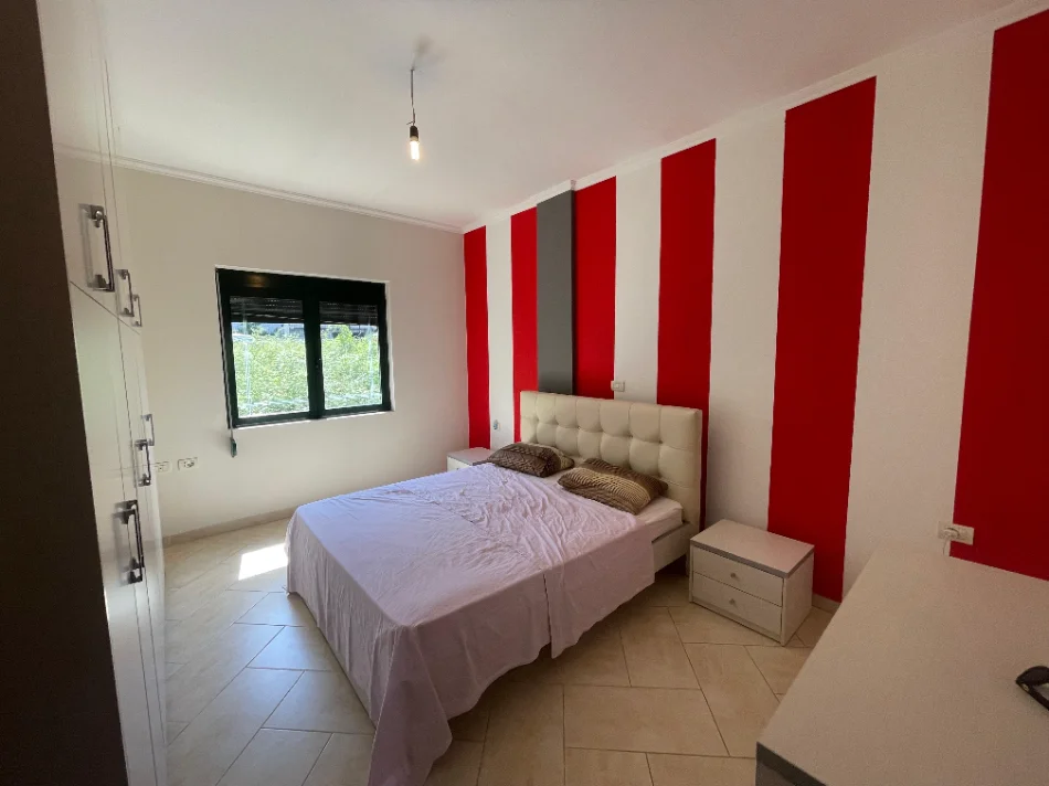 Tirane, jepet me qera apartament 2+1 Kati 2, 350 € (Shkoze)
