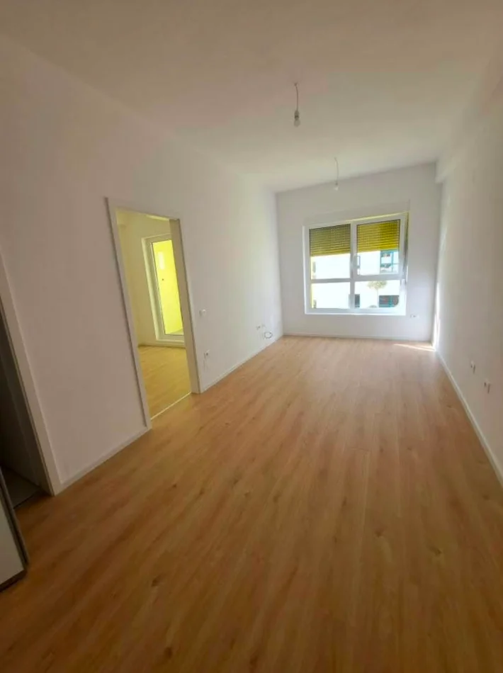 Tirane, jepet me qera apartament 1+1 , 65 m² 380 € (Ali Dem)