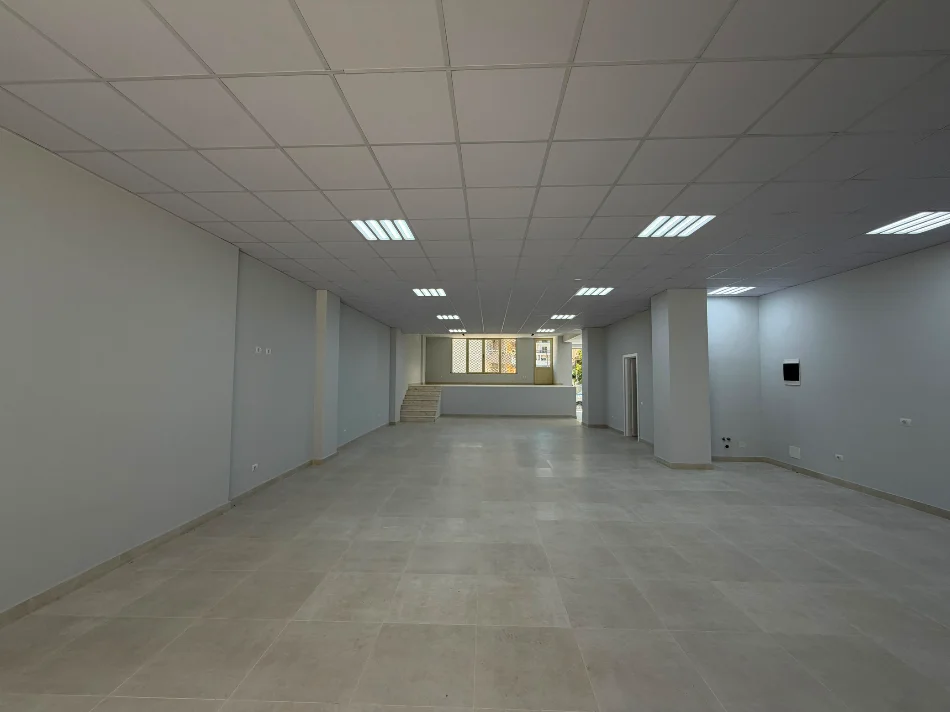 Tirane, jepet me qera ambjent biznesi Kati 0, 198 m² 1.000 € (Astiri)