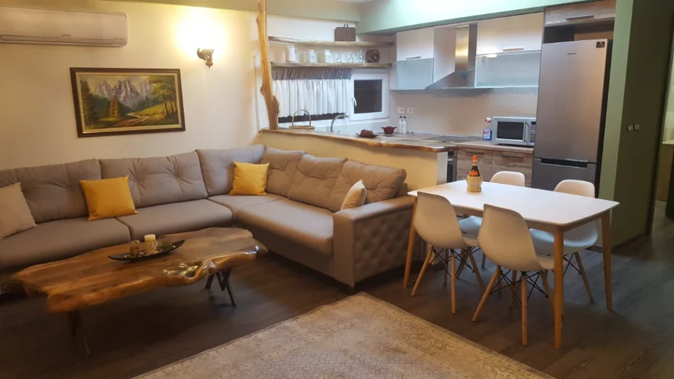 Tirane, jepet me qera apartament 2+1+Ballkon Kati 3, 90 m² 650 € (Liqeni i Thate/Rr.Peti)