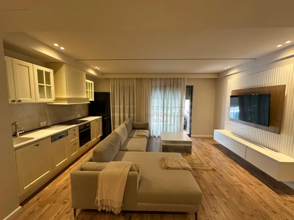 Tirane, jepet me qera apartament 1+1 , 75 m² 750 € (Kompleksi Delijorgji)