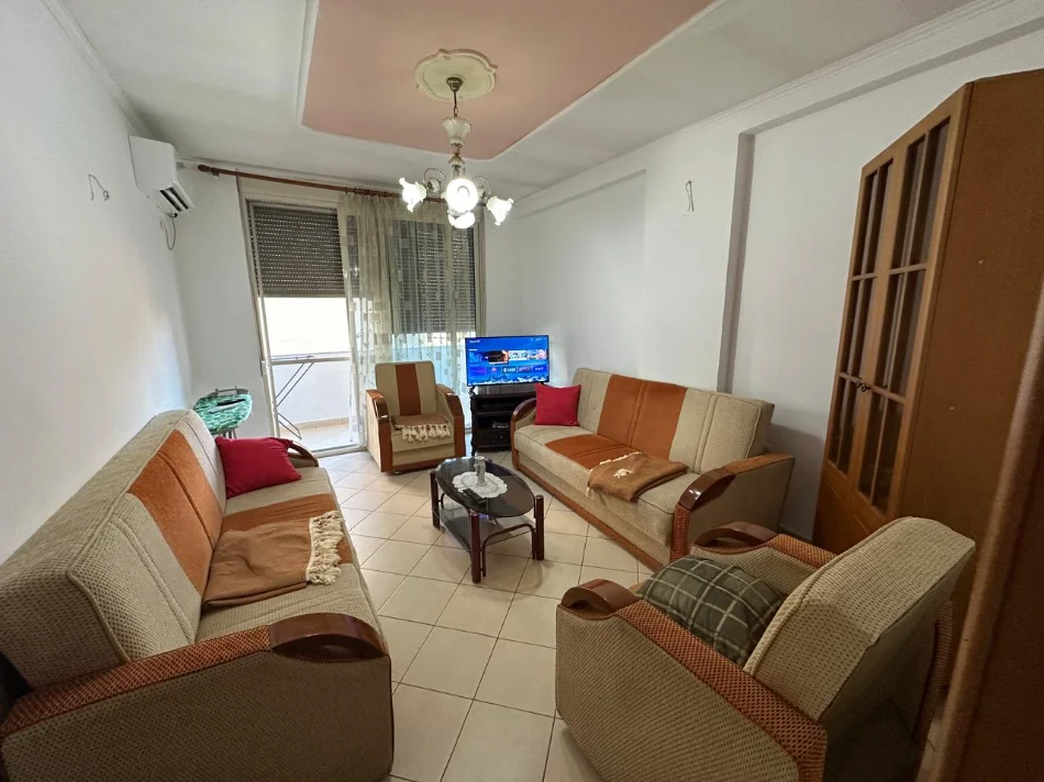 Tirane, jepet me qera apartament 1+1+Ballkon Kati 3, 65 m² 500 € (Pazari i Ri,prane Optika Roma)