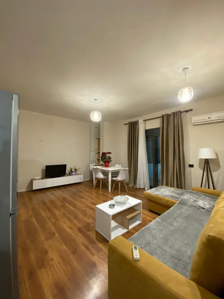 Tirane, jepet me qera apartament 1+1+Ballkon Kati 4, 65 m² 450 € (Laprake/Rr Gjergj Legisi)