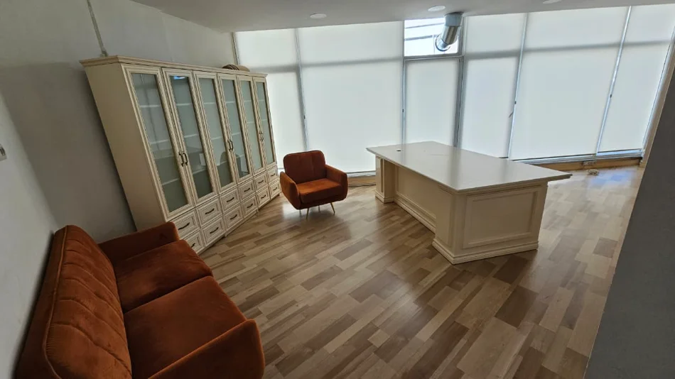 Tirane, jepet me qera zyre Kati 1, 260 m² 3.000 € (Liqeni Artificial/Rr.Shyqyri Brari)