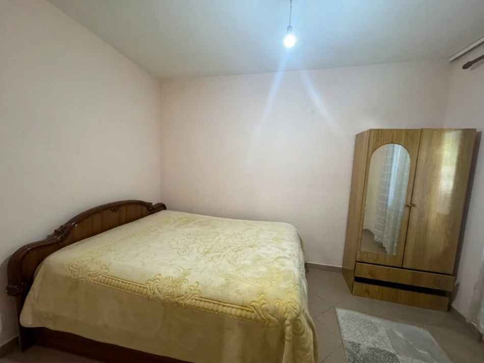 Shqiperi, jepet me qera apartament 2+1+Ballkon Kati 1, 80 m² 300 € (Selitë e vogël)