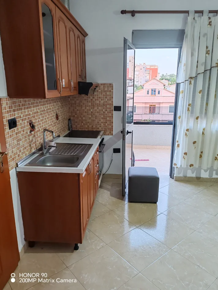 Tirane, jepet me qera Vile 1+1+Ballkon Kati 3, 60 m² 500 € (Rruga 5 Maji)