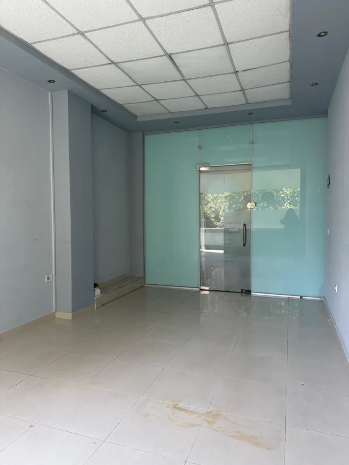 Tirane, jepet me qera ambjent biznesi Kati 2, 36 m² 400 € (Rruga e Dibres)