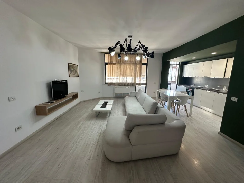 Tirane, jepet me qera apartament 2+1+Ballkon Kati 7, 100 m² 800 € (Ish Stacioni i Treni)