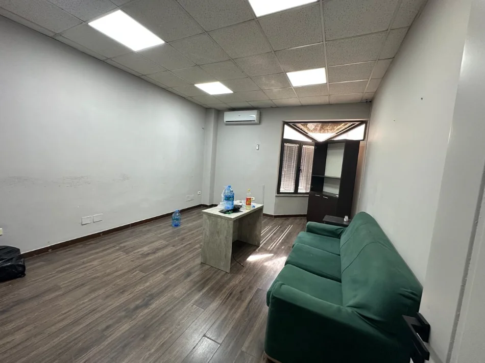 Tirane, jepet me qera ambjent biznesi Kati 1, 220 m² 2.000 € (Ish Stacioni i Treni/)
