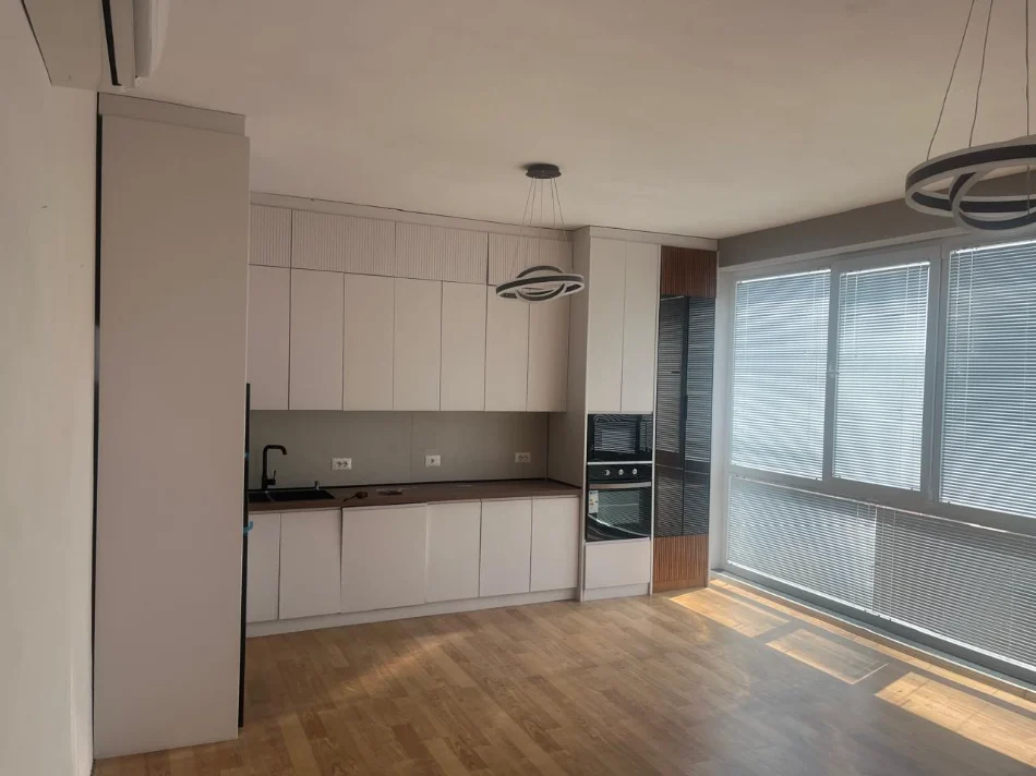Tirane, jepet me qera apartament 2+1+Ballkon Kati 9, 130 m² 850 € (Riza Cerova)