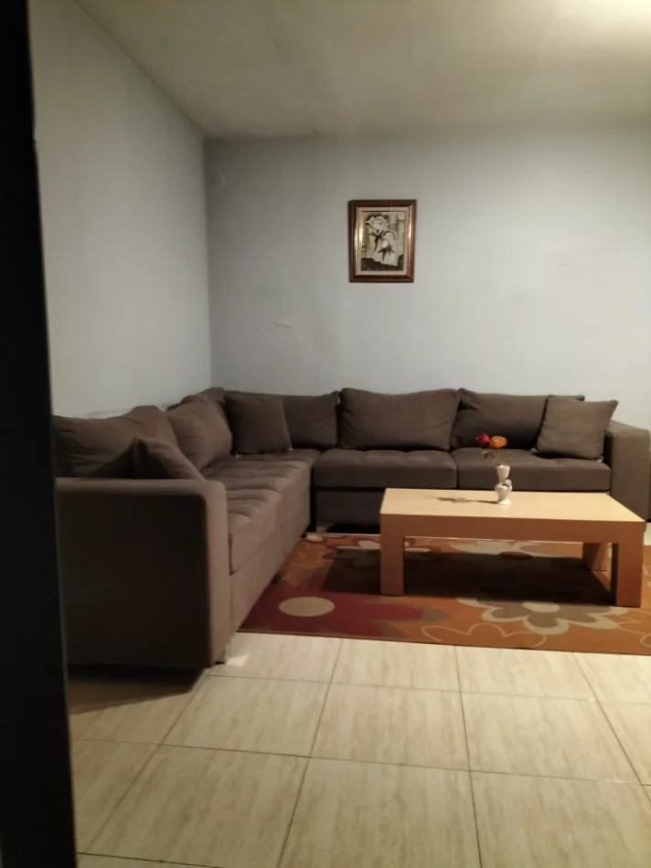 Tirane, jepet me qera apartament 2+1+Ballkon Kati 4, 85 m² 600 € (Shkolla e Kuqe/)