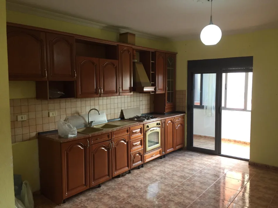 Tirane, jepet me qera apartament 3+1+Ballkon Kati 5, 130 m² 550 € (Medreseja)