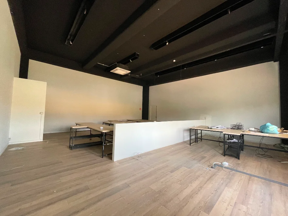 Tirane, jepet me qera ambjent biznesi Kati 2, 500 m² 5.500 € (TEG)