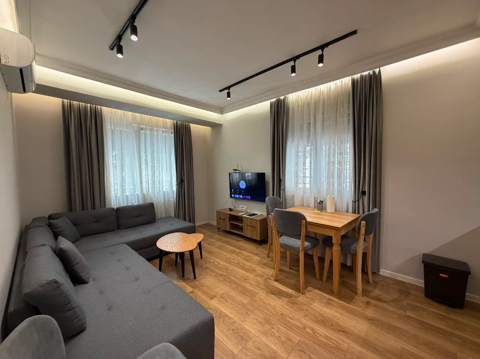 Tirane, jepet me qera apartament 2+1 Kati 1, 65 m² 600 € (Harry Fultz)