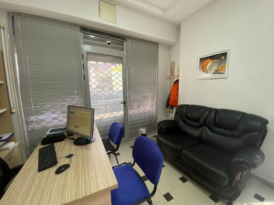 Tirane, jepet me qera zyre , 17 m² 350 € (PRANË PROKURORISË)
