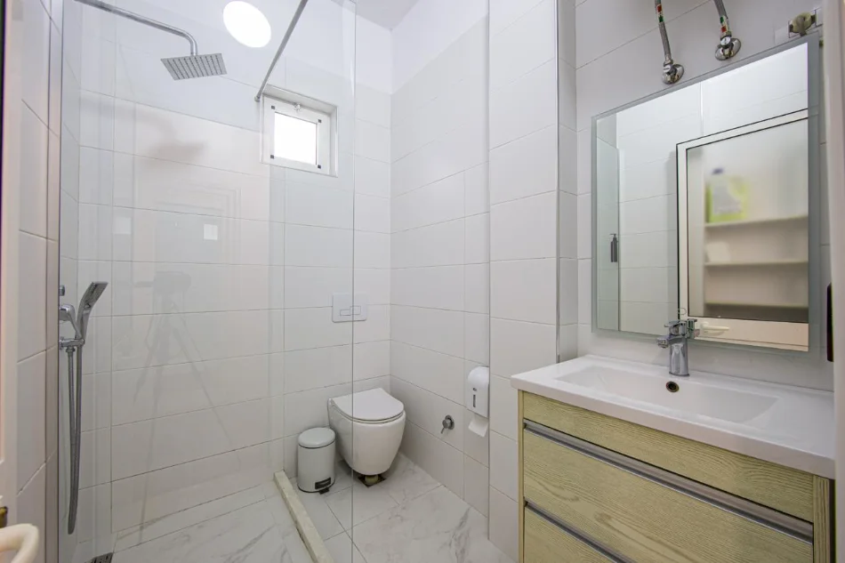 Tirane, jepet me qera apartament 1+1+Ballkon , 650 € (Sheshi Willson)