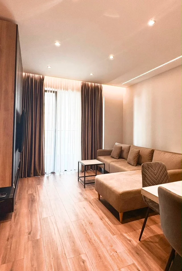 Tirane, jepet me qera apartament 1+1 Kati 5, 70 m² 800 € (Komuna e Parisit)