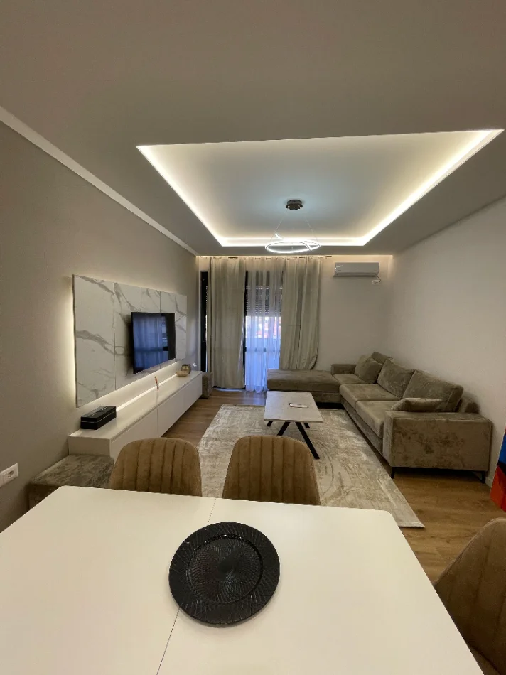 Tirane, jepet me qera apartament 2+1 , 90 m² 900 € 