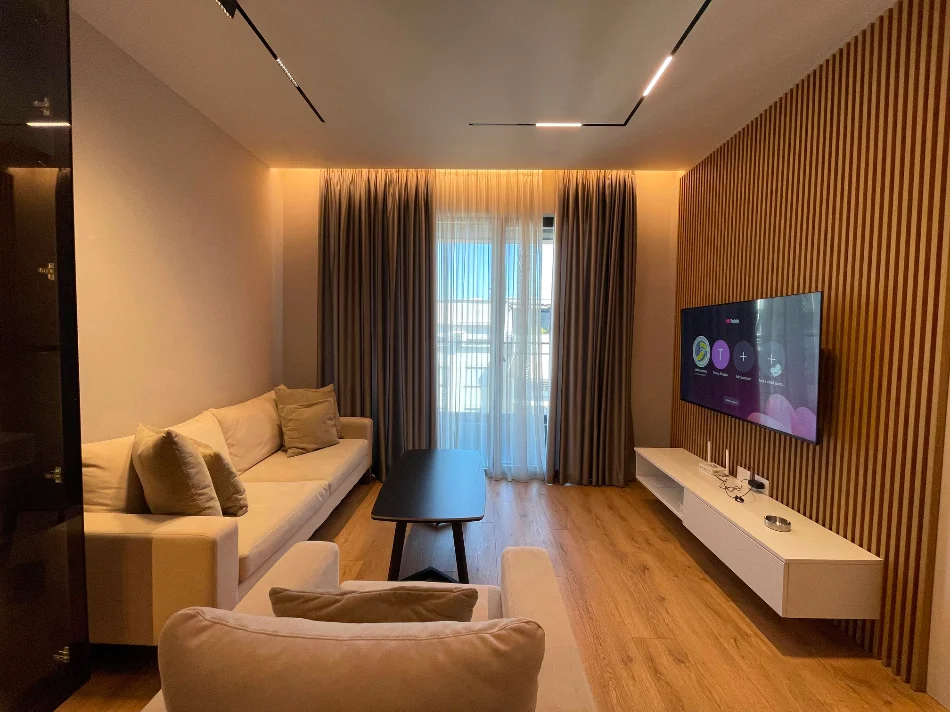 Tirane, jepet me qera apartament 1+1 Kati 5, 70 m² 800 € (Komuna e Parisit)