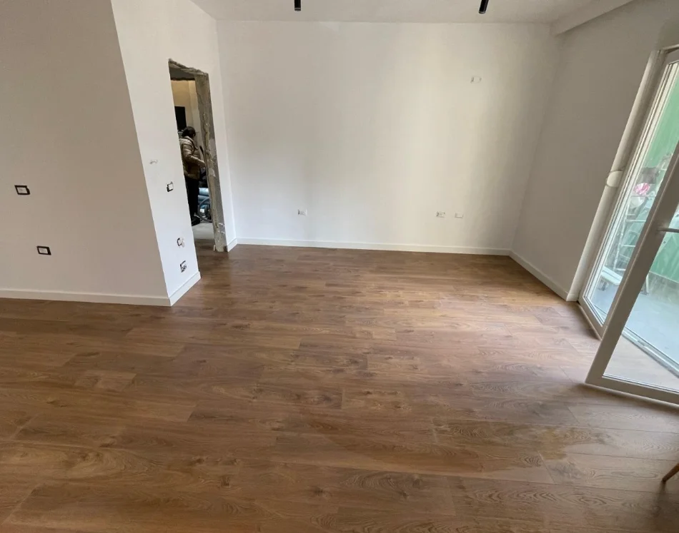 Tirane, jepet me qera zyre , 67 m² 1.000 € 