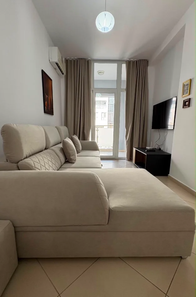 Tirane, jepet me qera apartament 1+1 Kati 4, 60 m² 700 € (Komuna e Parisit)