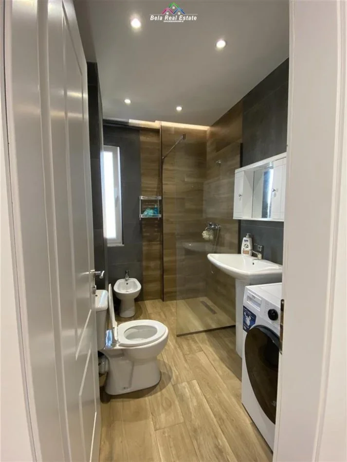 Tirane, jepet me qera apartament 2+1+Ballkon Kati 3, 75 m² 550 € (Sauk, prane Karburantit)