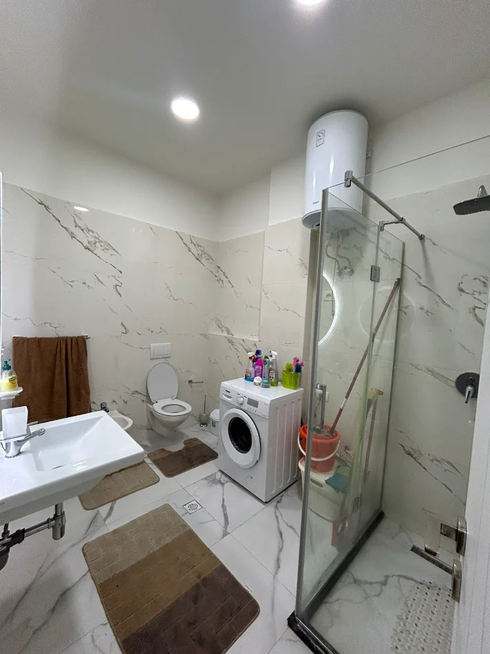 Tirane, jepet me qera apartament 1+1 Kati 2, 90 m² 600 € (Liqeni, Rruga Peti)