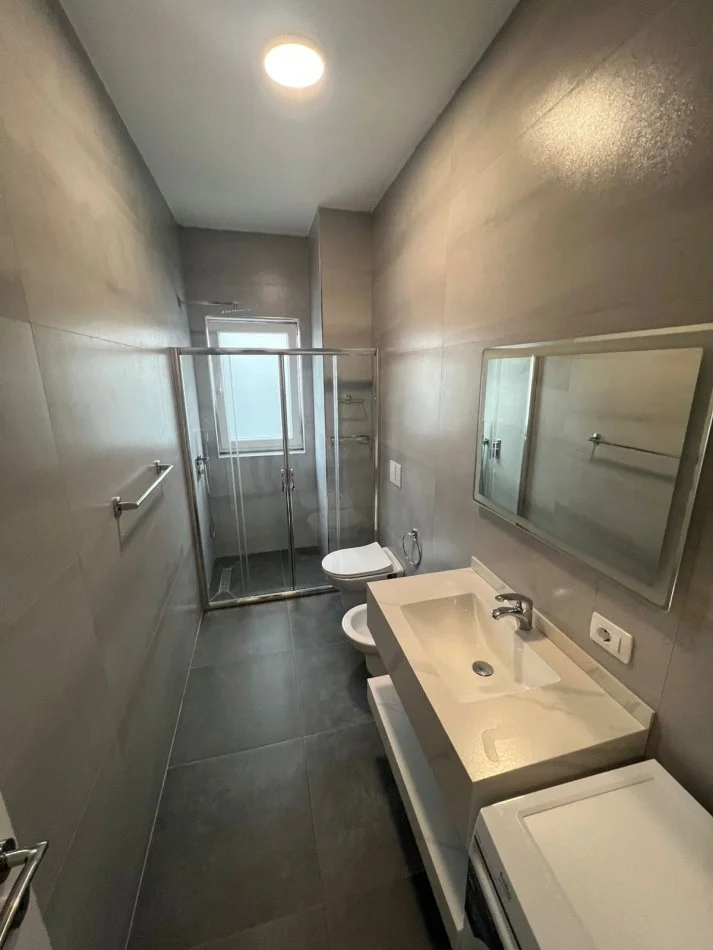 Tirane, jepet me qera apartament 2+1+Ballkon Kati 2, 105 m² 650 € (Rruga Bardhyl, prane shkolles Kongresi i Lushnjes)